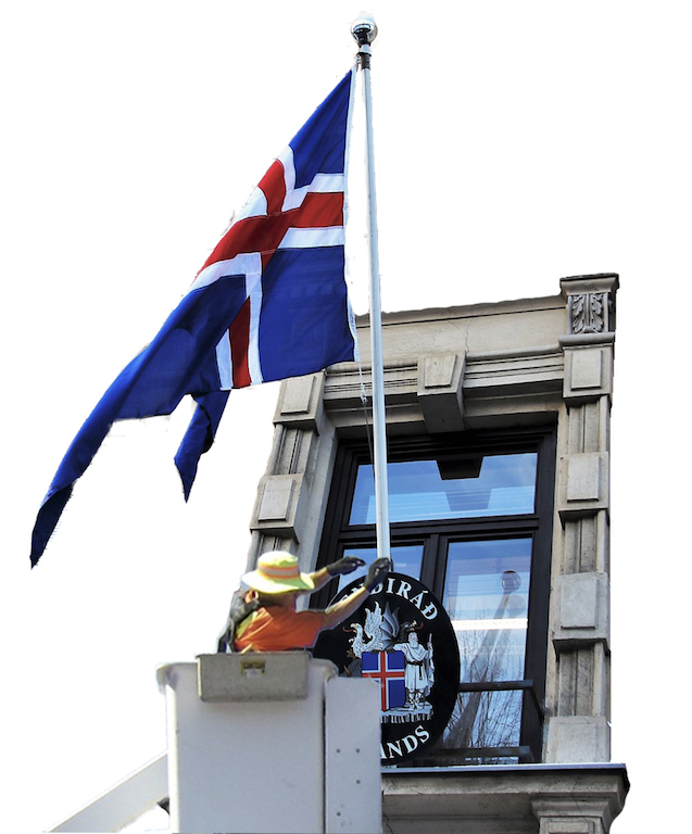 Installation de mât porte-drapeaux et écusson en façade Installation de mât porte-drapeau et écusson en façade